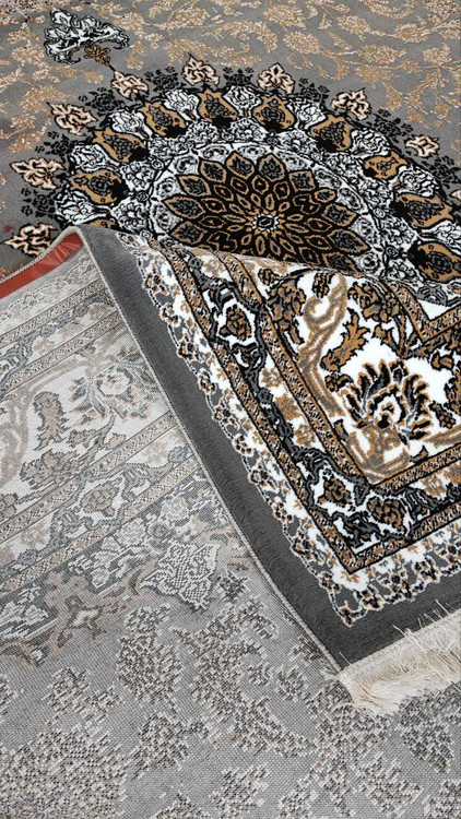 کلوزآپ نقش مرکزی فرش شاهان فیلی با ترنج سنتی و حاشیههای متقارن در بافتی ظریف و منسجم