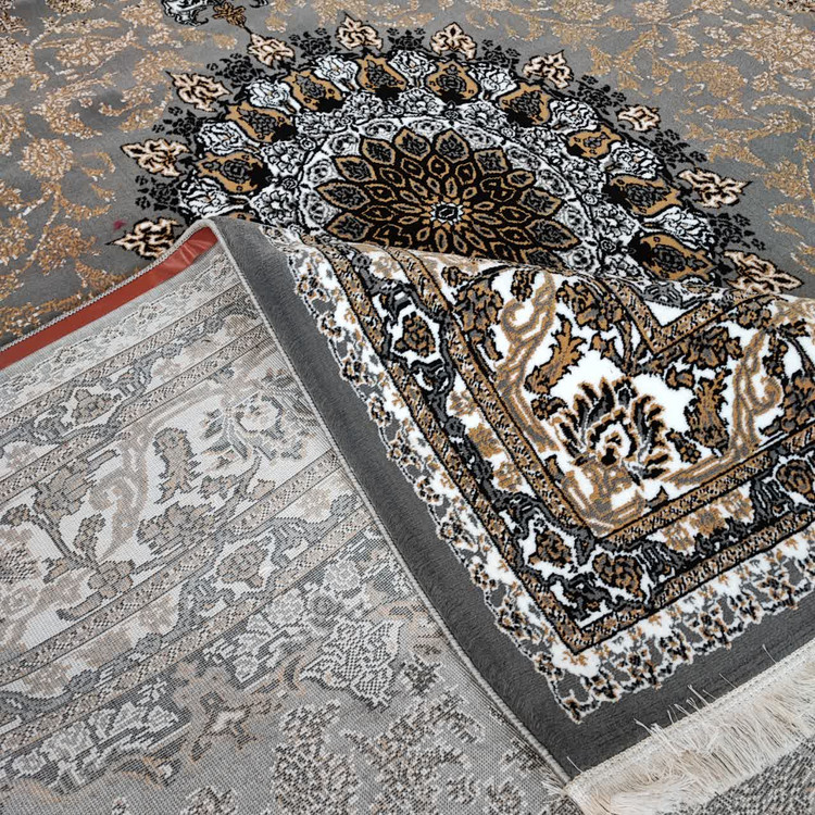 نمایی از گوشه فرش شاهان فیلی با طرح لچکهای سنتی و رنگ خنثی هماهنگ با محیط کلاسیک و مدرن