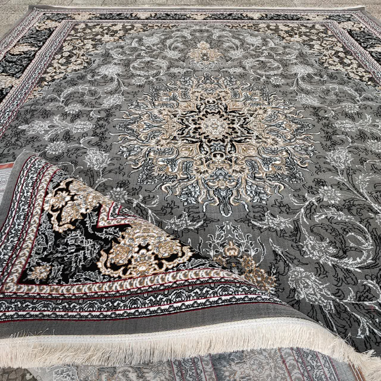 نمای نزدیک از نقش مرکزی فرش آیلین طوسی