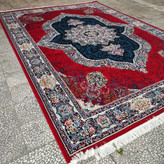 جزئیات حاشیه فرش کارینا لاکی با نقشه کلاسیک و ترکیب رنگهای لاکی، سرمهای و کرم در طرحی منظم و چشمگیر