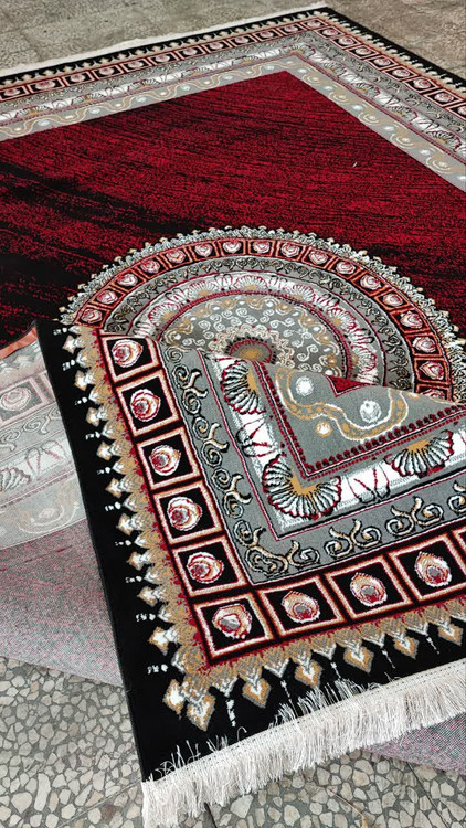 نمای گوشه فرش ونیز لاکی با رنگ لاکی درخشان و حاشیههای سنتی دقیق و متقارن