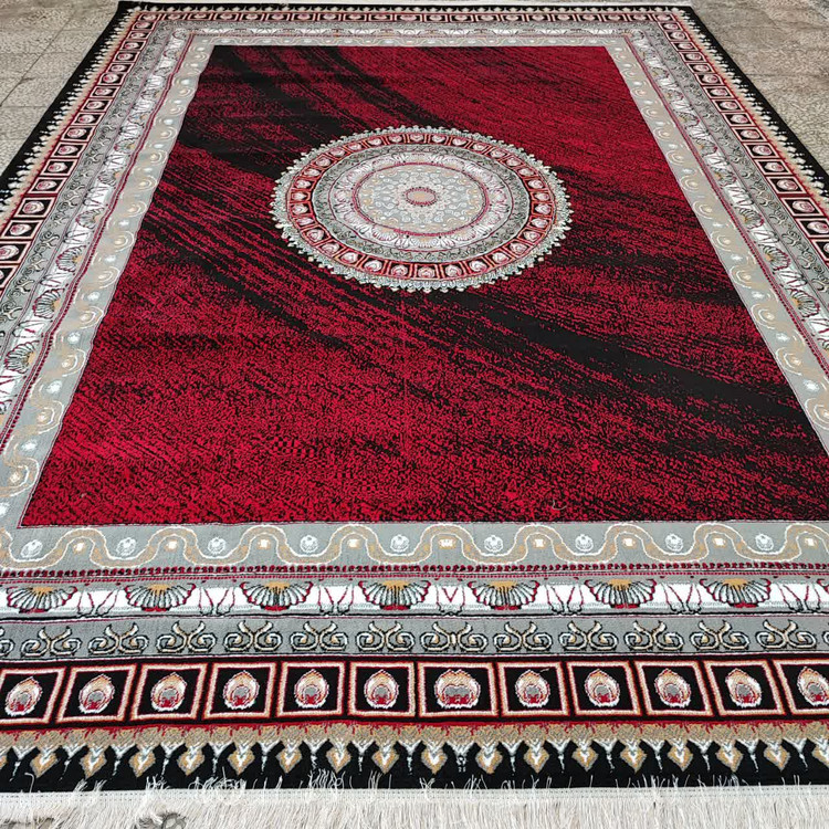 تصویر نزدیک از نقش مرکزی فرش ونیز لاکی با گلهای اسلیمی و قاببندی ظریف در بافت ۵۰۰ شانه