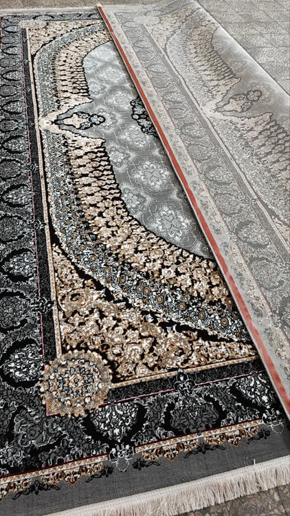 مای نزدیک از نقش ترنج مرکزی فرش عارف فیلی با طراحی اسلیمی و لچکهای چشمنواز