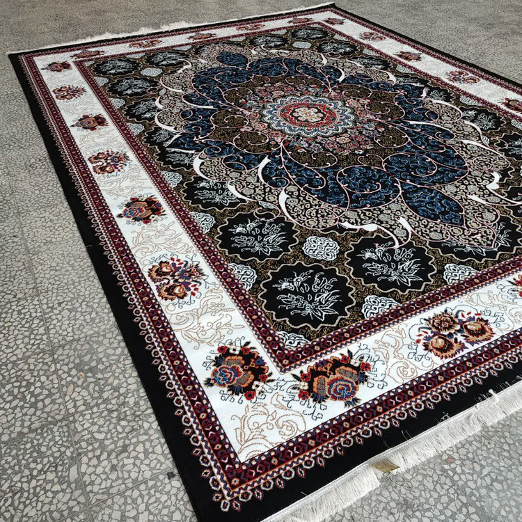 نمای نزدیک از فرش چکاوک سورمهای 500 شانه، با طرحهای زیبا و جزئیات دقیق. رنگ سورمهای عمیق آن به فضای شما شکوه و elegance میبخشد