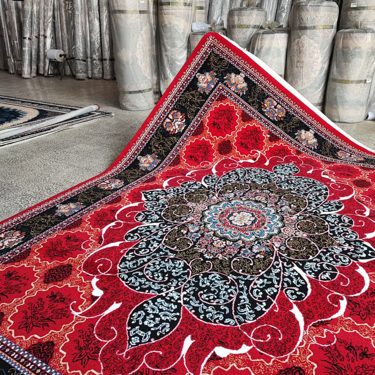 نزدیکترین نمای فرش چکاوک لاکی 500 شانه با تراکم 1500 و طراحی زیبا، رنگ لاکی خاص و جلوهای منحصر به فرد برای اتاق پذیرایی