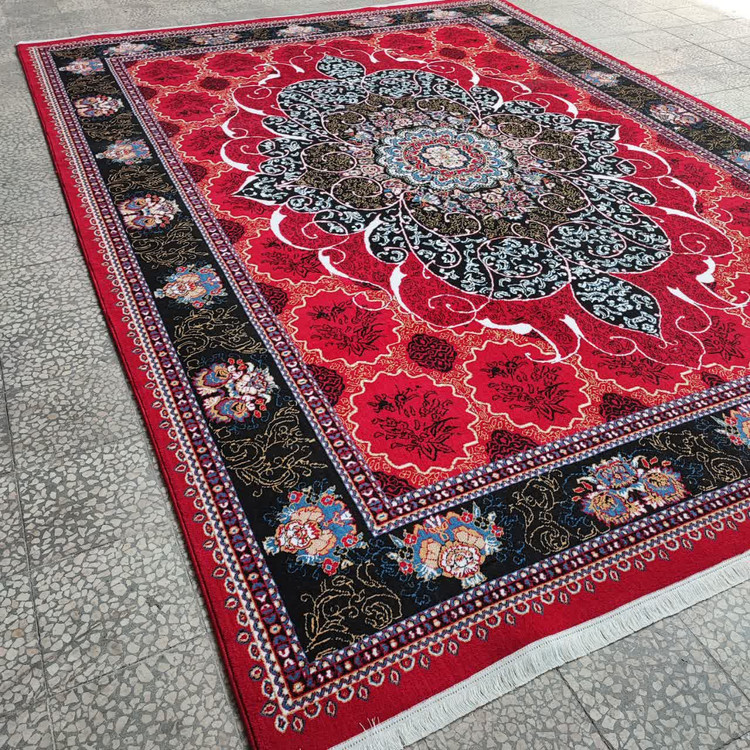 فرش چکاوک لاکی 500 شانه تراکم 1500، با رنگ لاکی و طراحی پیچیده، مناسب برای اتاقهای نشیمن و پذیرایی، ساخته شده از نخ پلی استر ضد لکه."