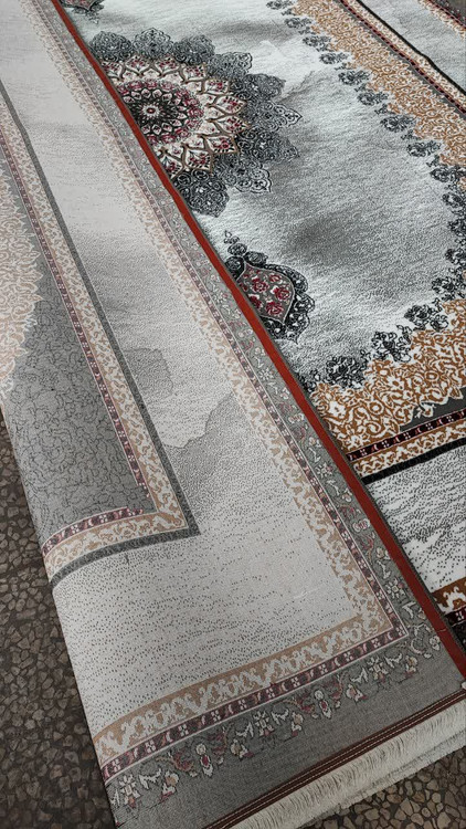 عکس پشت و روی فرش بیتا صدفی