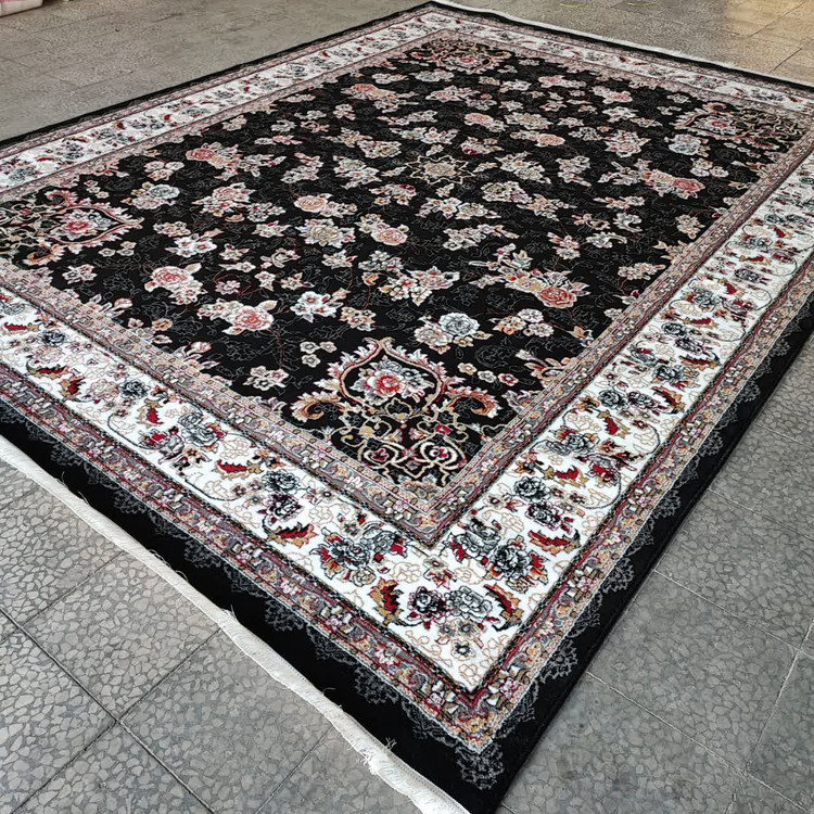 زاویه جانبی فرش گیلدا مشکی با شانه ۵۰۰ و تراکم ۱۵۰۰، نمایش دقیق بافت نخ پلیاستر با کیفیت بالا