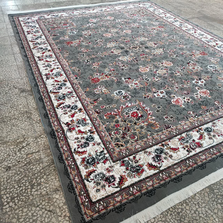 تصویر فرش گیلدا فیلی در نور طبیعی – نمایش واقعی رنگ فیلی و جلوهی خاص طرح سنتی