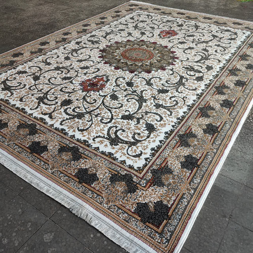 نمای کلی فرش طناز کرم ۵۰۰ شانه از بالا تصویر کامل فرش طناز کرم ۵۰۰ شانه تراکم ۱۵۰۰ با زمینه روشن و نقشهای گلدار کلاسیک در رنگهای ملایم