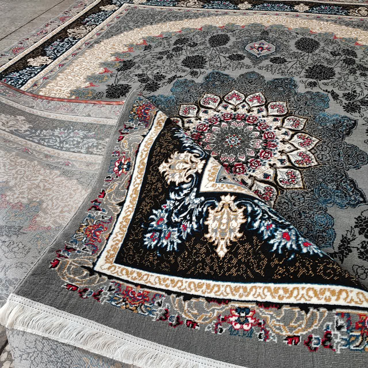 نمای نزدی کامل فرش سیتا فیلی 500 شانه، با نقش و نگار ظریف و رنگهای فیلی و نقرهای که به فضای منزل زیبایی و آرامش میبخشد