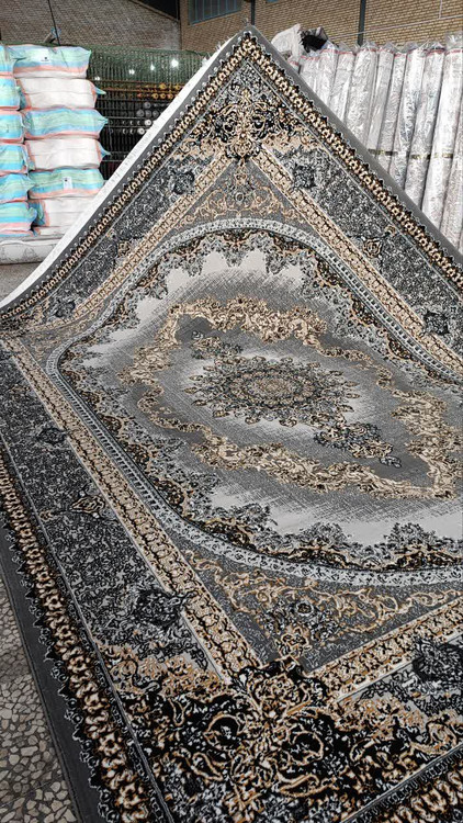 رش کارن نقرهای با نخ پلی استر، رنگ نقرهای و تراکم 1500 که ظاهری شیک و مقاوم به محیطهای مختلف میدهد."