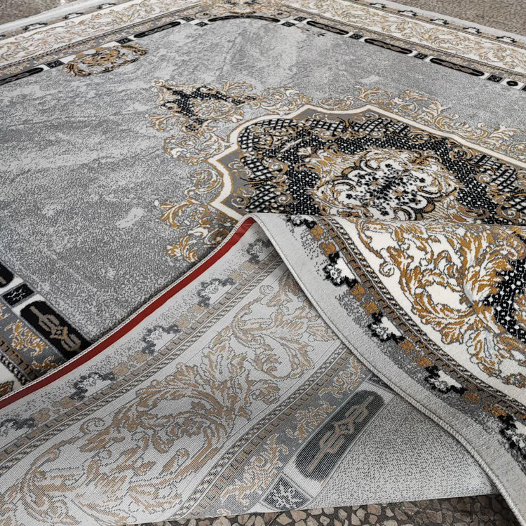 نمای نزدیک از فرش ویتا نقرهای ۵۰۰ شانه با تراکم ۱۵۰۰؛ بافت ظریف و نخ پلیاستر براق با طرح کلاسیک مدرن روی زمینه نقرهای