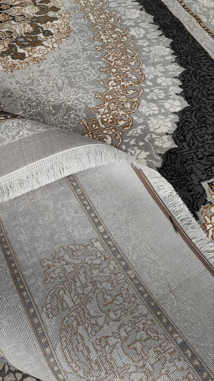 مای نزدیک از گوشه فرش صدرا نقرهای طلاکوب، بافت دقیق و رنگبندی مدرن مناسب دکوراسیون شیک