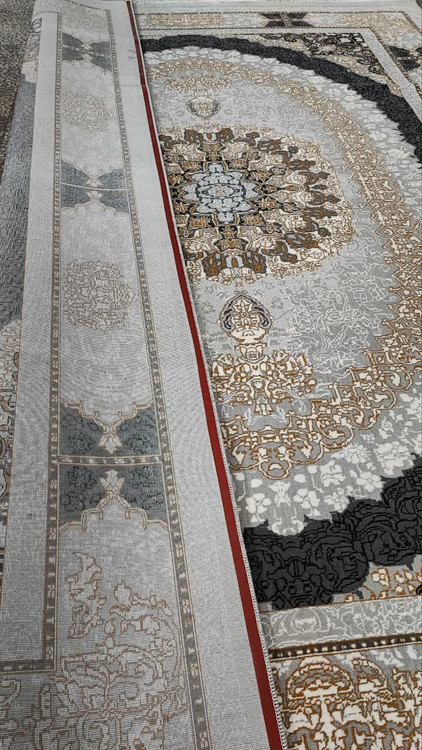 نمای پشت فرش صدرا ۵۰۰ شانه، نمایش تراکم واقعی ۱۵۰۰ و کیفیت بافت نخ پلیاستر ضد پرز