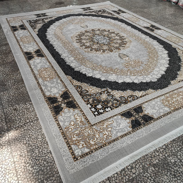 زاویه کناری فرش صدرا نقرهای طلاکوب، نمایش دقیق جزئیات نقش ترنج مرکزی و حاشیههای طلایی