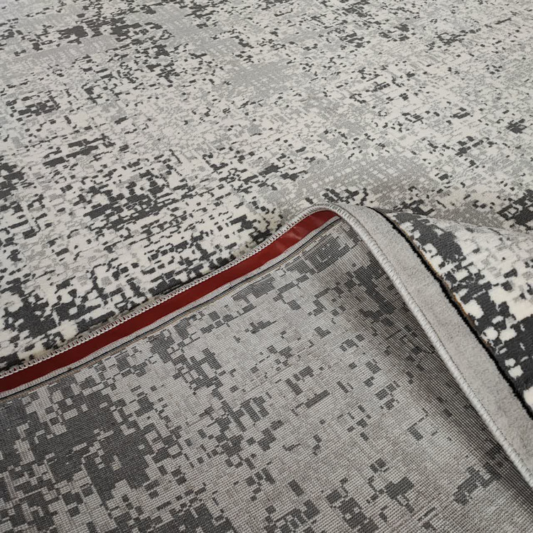 نمای نزدیک فرش وینتیج طوسی با کیفیت بالای نخ پلی استر و طرح خاص که به خانه شما زیبایی و شکوه میبخشد. رنگهای طوسی در ترکیب با طرحهای مدرن و سنتی، دکوراسیونی جذاب ایجاد میکند