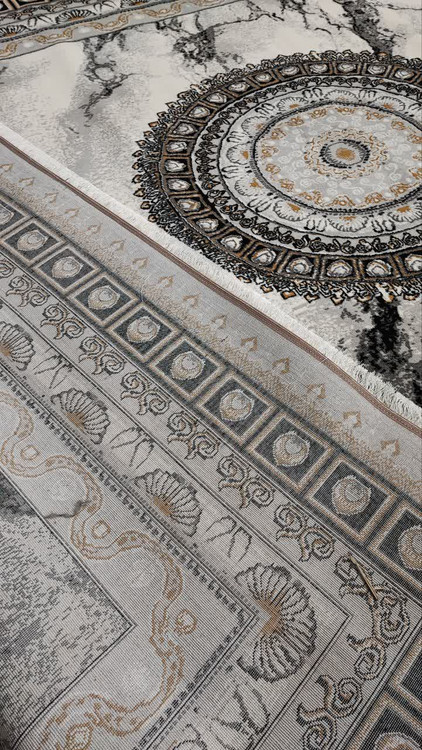نمای نزدیک از فرش ایتالیا نقرهای 500 شانه، طرح و رنگهای جذاب نقرهای و خاکی، ترکیب طرحهای هندسی و مدرن، مناسب برای فضای پذیرایی و اتاق خواب