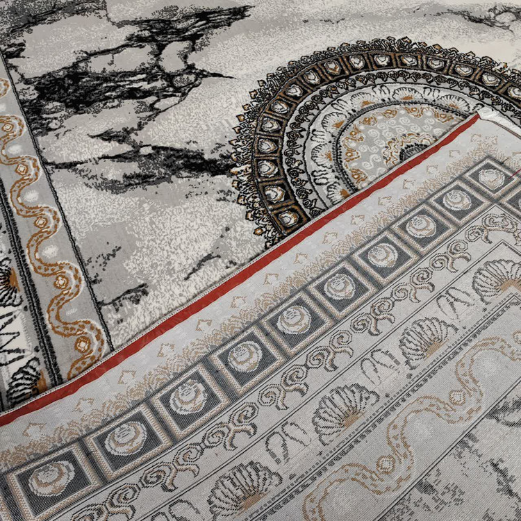 نمای کلی از فرش ایتالیا نقرهای 500 شانه تراکم 1500، رنگ نقرهای زیبا و طرحهای مدرن و شیک که به راحتی با انواع دکوراسیونها هماهنگ میشود. نخ پلیاستر با دوام بالا."