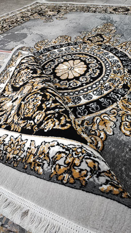 بافت لایهای فرش نقرهای ژیوا از بالا، نمایش جزییات گلبوتههای هماهنگ با رنگ خنثی برای دکوراسیون مدرن ایرانی