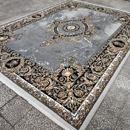 نمای کامل از فرش ژیوا نقرهای ۵۰۰ شانه تراکم ۱۵۰۰ با زمینه نقرهای و طرح لچک ترنج مدرن در بافتی متراکم از جنس پلیاستر