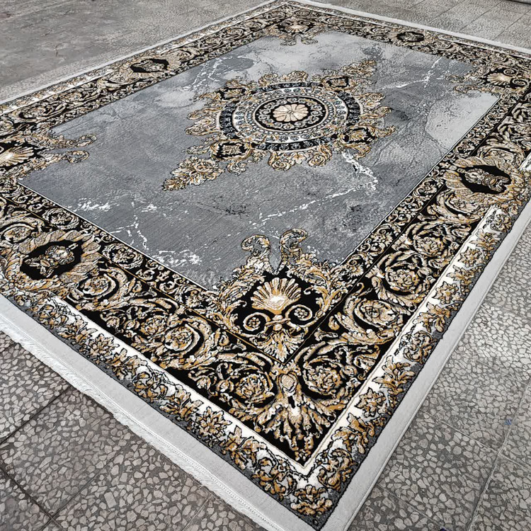نمای کامل از فرش ژیوا نقرهای ۵۰۰ شانه تراکم ۱۵۰۰ با زمینه نقرهای و طرح لچک ترنج مدرن در بافتی متراکم از جنس پلیاستر