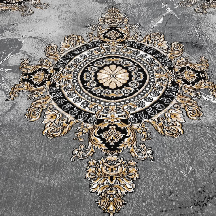 نمای نزدیک از نقش و نگار فرش ماشینی ژیوا با رنگ نقرهای براق، طراحی کلاسیک-مدرن و بافت دقیق در ۵۰۰ شانه واقعی