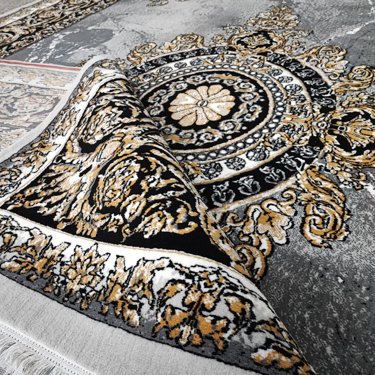 زاویه جانبی فرش ژیوا نقرهای، نمایش بافت متراکم تراکم ۱۵۰۰ و درخشندگی نخ پلیاستر با طراحی منحصر بهفرد و ظریف