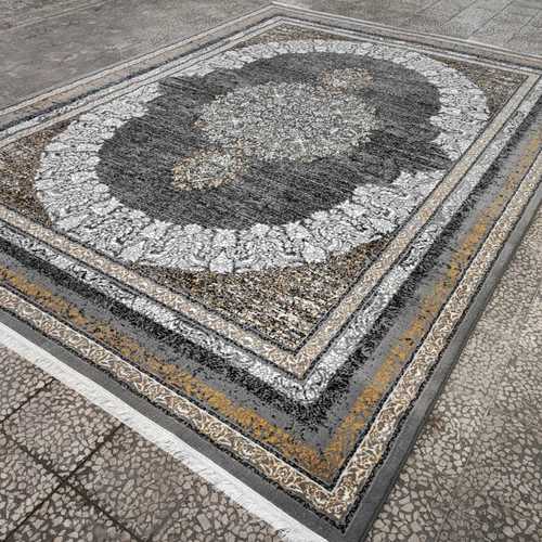 نمای کلی از فرش گلاب فیلی ۵۰۰ شانه: نمای کامل فرش گلاب فیلی ۵۰۰ شانه تراکم ۱۵۰۰ با زمینه خاکستری روشن و طرح گلهای کلاسیک ایرانی، مناسب دکوراسیون مدرن و سنتی.