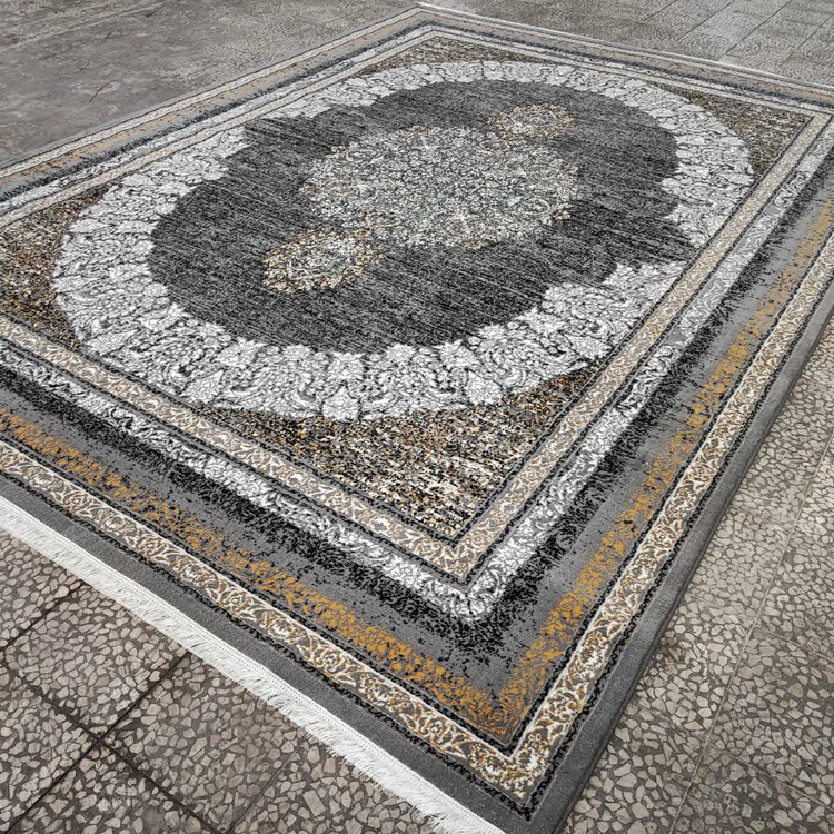 نمای کلی از فرش گلاب فیلی ۵۰۰ شانه: نمای کامل فرش گلاب فیلی ۵۰۰ شانه تراکم ۱۵۰۰ با زمینه خاکستری روشن و طرح گلهای کلاسیک ایرانی، مناسب دکوراسیون مدرن و سنتی.