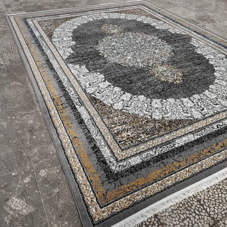 بافت و جنس نخ فرش گلاب فیلی: نمای نزدیک از بافت فرش گلاب فیلی با جنس نخ پلیاستر هیتست، ضد پرز و ضد حساسیت با درخشندگی بالا و تراکم ۱۵۰۰.