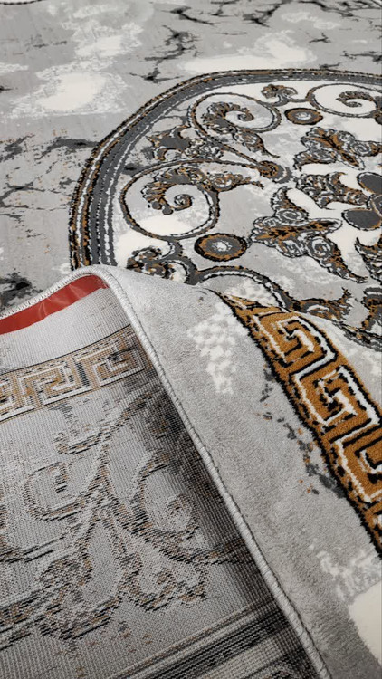 نمای نزدیک از مرکز فرش نیکا با ترنج سنتی در زمینه نقرهای – انتخابی خاص از میان فرشهای ۵۰۰ شانه با قیمت مناسب