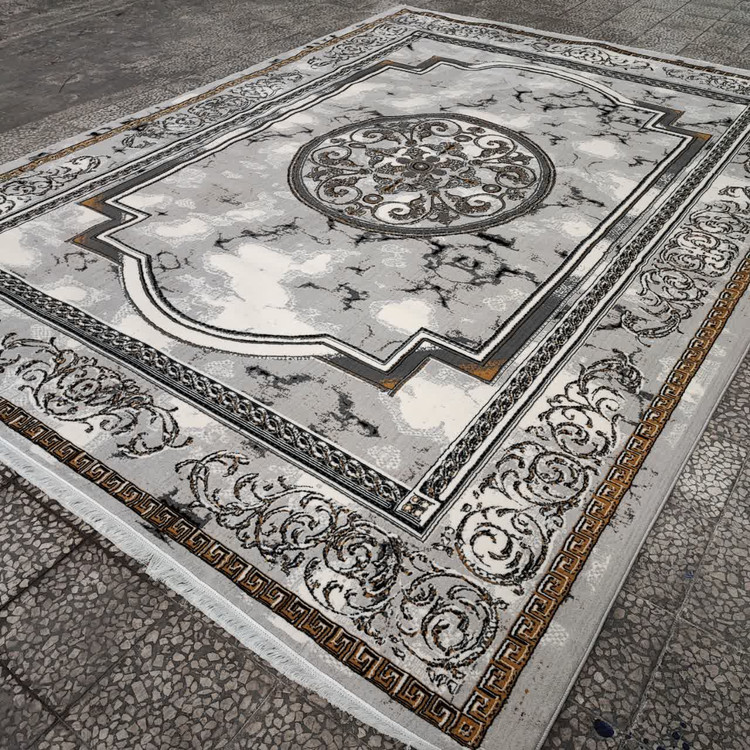 نمای کامل فرش نیکا نقرهای ۵۰۰ شانه با زمینه نقرهای و نقش ترنج کلاسیک، مناسب دکوراسیون مدرن و مینیمال