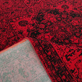 نمای نزدیک فرش هریس لاکی 500 شانه با تراکم 1500، طراحی پیچیده و رنگهای هماهنگ لاکی و کرم که زیبایی خاصی به فضای خانه میبخشد"