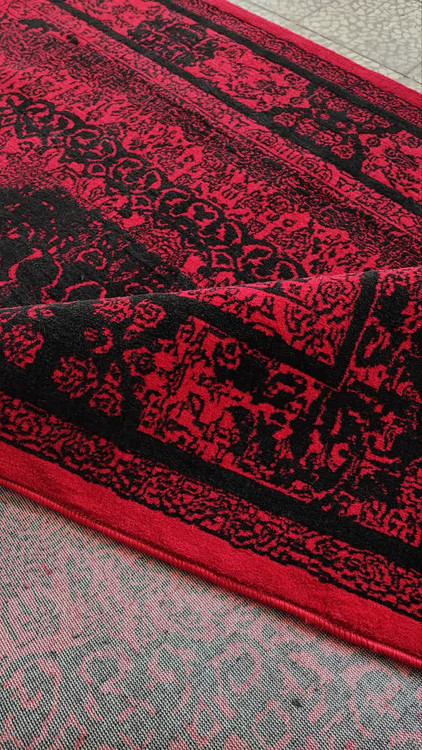 مای نزدیک از حاشیه فرش: حاشیه فرش صدف لاکی با نقشهای ظریف و رنگهای مکمل، تقویتی برای جلوه بصری فضای خانه شما.