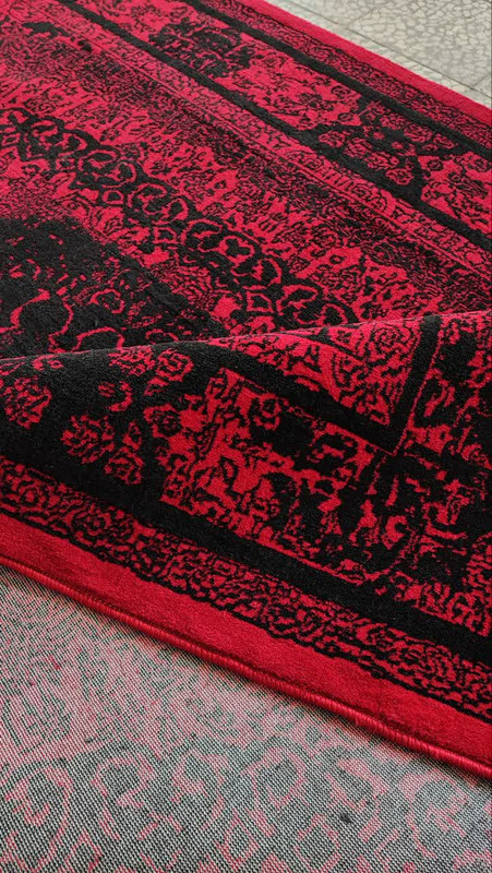 مای نزدیک از حاشیه فرش: حاشیه فرش صدف لاکی با نقشهای ظریف و رنگهای مکمل، تقویتی برای جلوه بصری فضای خانه شما.