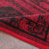 جزئیات طرح ترنج مرکزی فرش صدف لاکی با نقوش گلدار سنتی و رنگبندی گرم و هماهنگ، جلوهای اصیل و باشکوه.