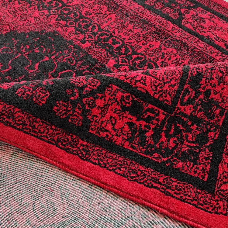 جزئیات طرح ترنج مرکزی فرش صدف لاکی با نقوش گلدار سنتی و رنگبندی گرم و هماهنگ، جلوهای اصیل و باشکوه.