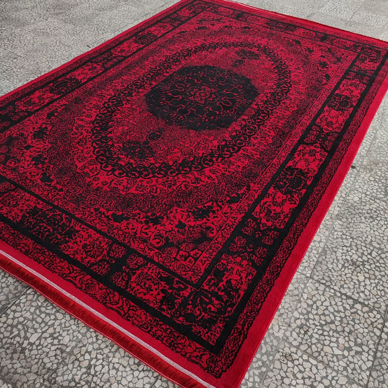 نمای زاویهدار از فرش روی زمین: فرش صدف لاکی تراکم ۱۵۰۰ در محیط منزل، با رنگ لاکی درخشان و نقشهای سنتی که گرما و صمیمیت به فضا میبخشد.