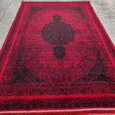 تصویر نزدیک از طرح ترنج مرکزی فرش ماشینی گلاب لاکی با تراکم ۱۵۰۰ و بافت دقیق