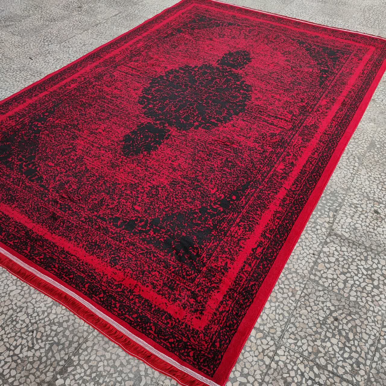 بافت منظم و دقیق فرش ماشینی گلاب با رنگ لاکی چشمگیر و تراکم بالا