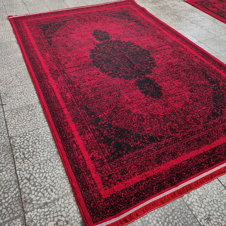 تصویر فرش گلاب لاکی در دکوراسیون پذیرایی با رنگ زمینه گرم و گلهای شاهعباسی