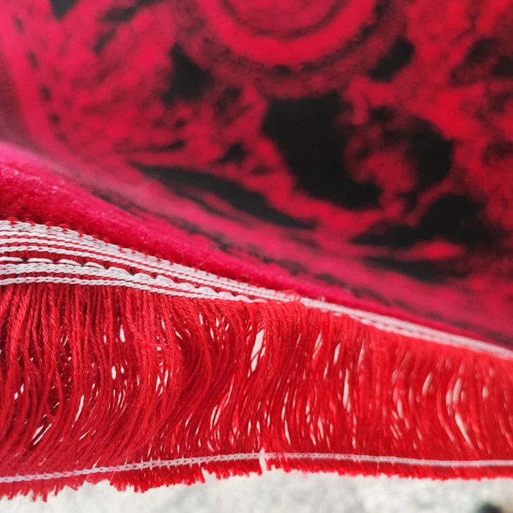 "بافت ظریف فرش ۵۰۰ شانه لاکی طرح ایتالیا با نخ پلیاستر براق، بدون پرز و مقاوم در برابر لکه و شستشو."