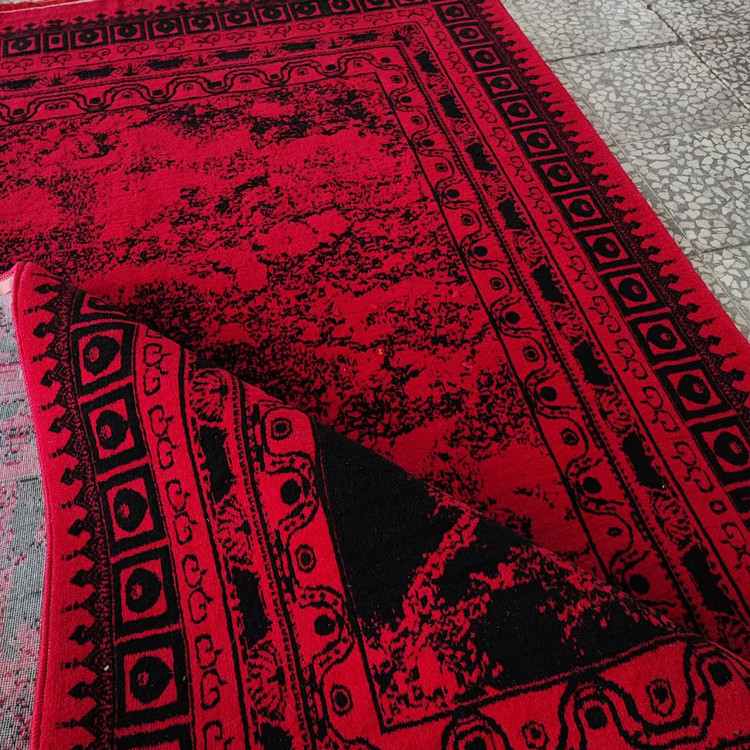 حاشیه فرش ایتالیا لاکی ۵۰۰ شانه با طرحهای متقارن و رنگبندی لاکی و مشکی، جلوهای منظم و شیک در فضای نشیمن."