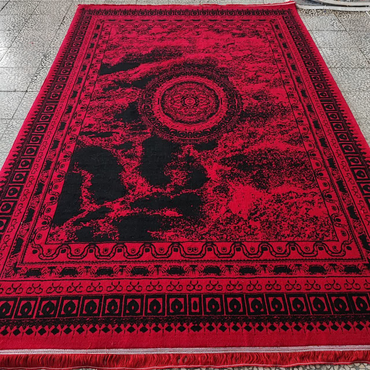 درخشش رنگ لاکی فرش ایتالیا در نور روز، با نقوش سنتی گلدار که اصالت هنر ایرانی را بازتاب میدهد.