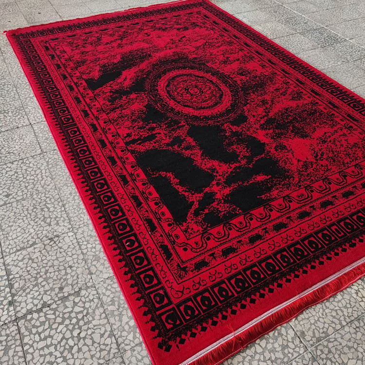 جزئیات مرکز فرش ماشینی ایتالیا لاکی با طرح گل رز در زمینه لاکی براق، انتخابی ایدهآل برای اتاق پذیرایی."