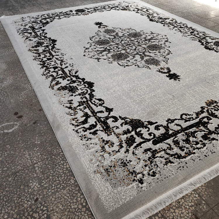 نمای جانبی فرش حس نقرهای ۵۰۰ شانه با درخشندگی خاص نخ پلیاستر، مناسب فضای نشیمن و پذیرایی