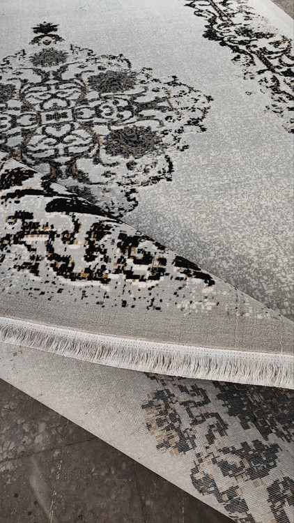 حاشیههای منظم و طراحی کلاسیک در اطراف فرش حس نقرهای، با رنگهای نقرهای و سفید ملایم برای زیبایی بیشتر محیط