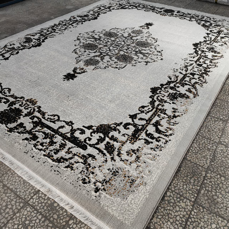 نمای کامل فرش حس نقرهای ۵۰۰ شانه تراکم ۱۵۰۰ با رنگ نقرهای درخشان و نقش کلاسیک ایرانی مناسب دکوراسیون مدرن