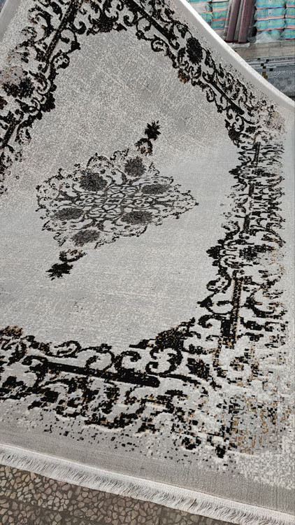 جزئیات طرح مرکزی فرش حس نقرهای با نقش گلوبوتههای ظریف، بافت دقیق و رنگهای طوسی، سفید و نقرهای